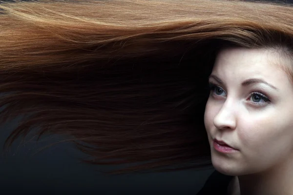 Fiatal gyönyörű nő hosszú hajjal — Stock Fotó