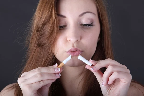 kadın sigara - Dur Sigara kavramı breaking