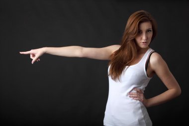 Genç kadın işaret ediyor