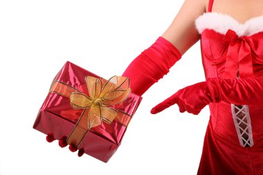 kız Noel Baba olarak bir hediye ile giyinmiş.