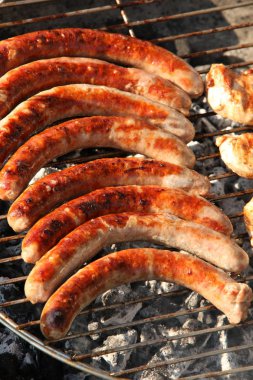 Sosisler ızgarada.