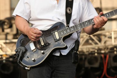 gitarist gerçekleştirme