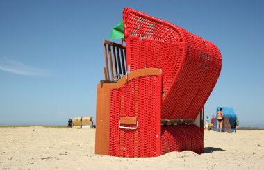 Güverte sandalyeleri sahilde.