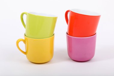 renkli bardak kahve beyaz zemin üzerine