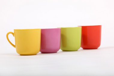 renkli bardak kahve beyaz zemin üzerine