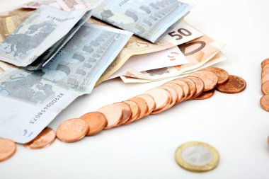 Banknot para arka planında Euro sikkeleri