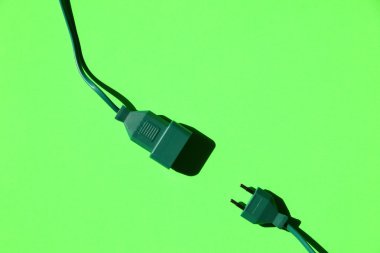 yeşil arka izole elektrik fişi