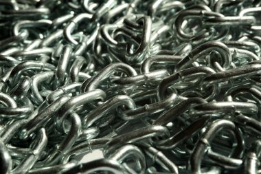 Beyaz arkaplanda zincir izole edildi