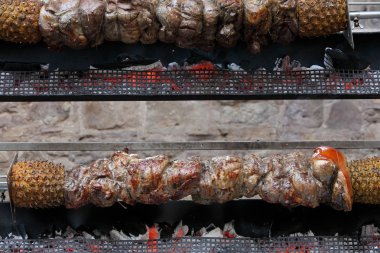 üzerinde şiş kebap