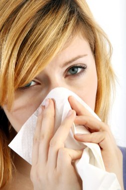 Hapşıran genç kadın