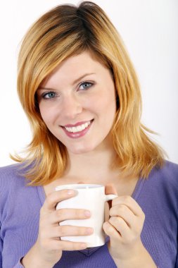 Kız bardaktan içiyor.