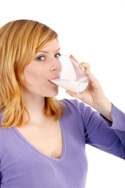 bir bardak süt ile güzel sarışın kadın