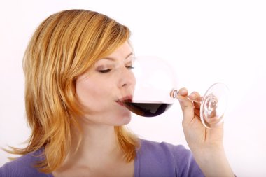 Kız bir kadeh şarap içmek