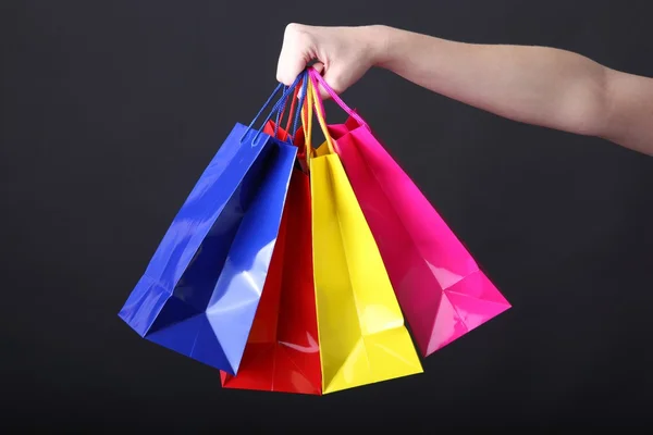 Hand holding paper shopping bag with beautiful color rope handle — Stock Photo, Image