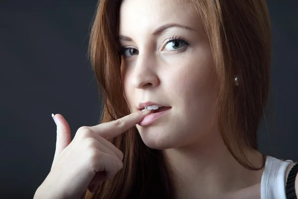 Mooie jonge vrouw met haar? haar — Stockfoto