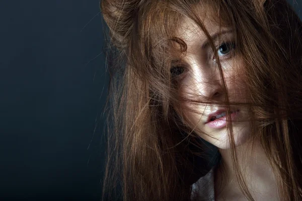 Beautiful young woman with her ​​hair — Stock Photo, Image