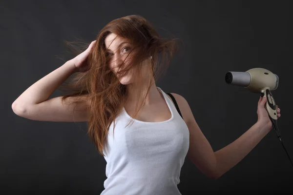 Jovem beleza com secador de cabelo — Fotografia de Stock