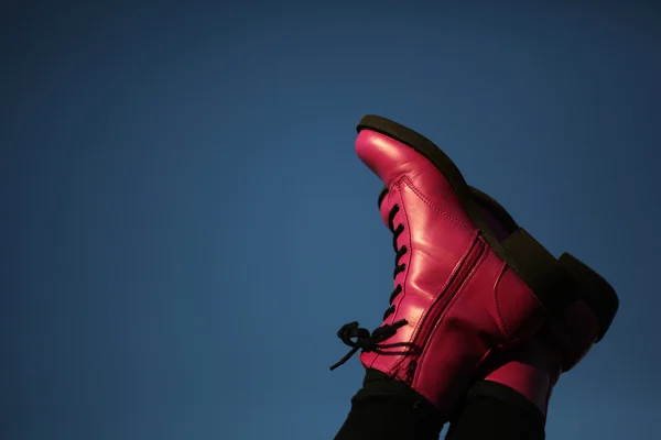 Zapatos rojos femeninos en un pie — Foto de Stock