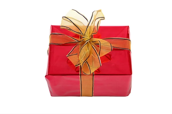 Kırmızı hediye kutusu ve beyaz zemin üzerine altın şerit. — Stok fotoğraf