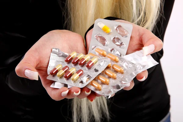 Tabletten in den Händen eines Mädchens — Stockfoto