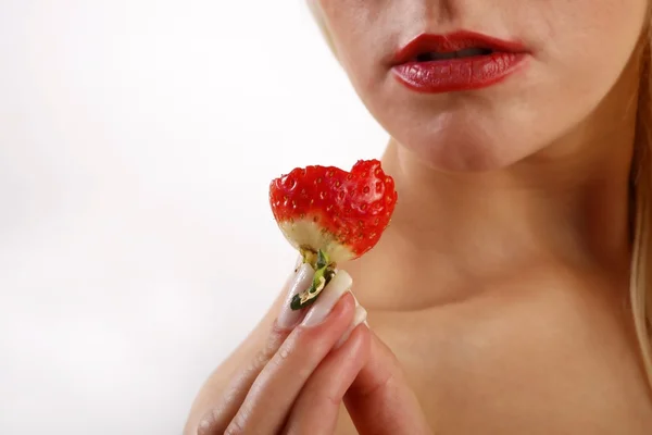 Meisje eten aardbeien — Stockfoto