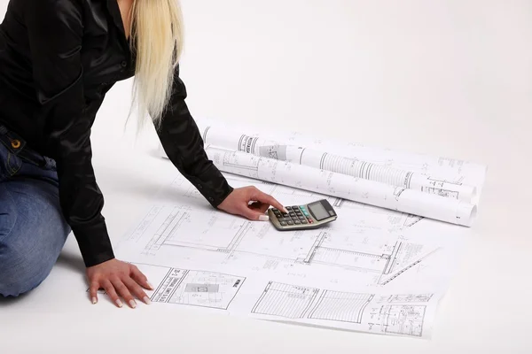 Handen met het plan van de bouw van het huis, rekenmachine, geld, muntstukken — Stockfoto
