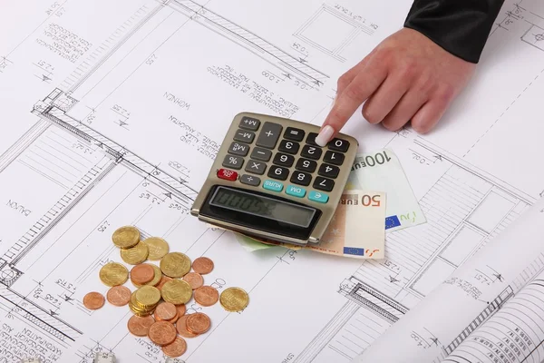 Manos con plan de construcción de casa, calculadora, dinero, monedas — Foto de Stock