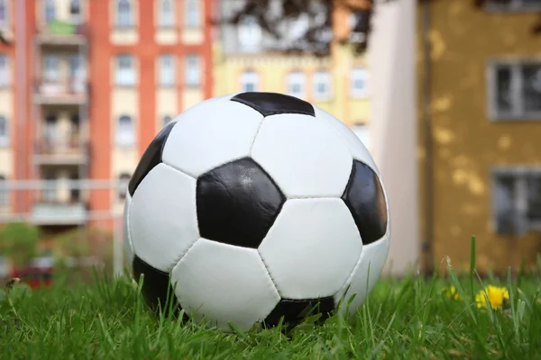 Ballon de football sur l'herbe verte dans la cour — Photo