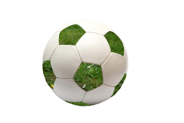 Футбольный мяч с зеленой травой на белом фоне — стоковое фото