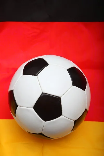 Bola de futebol na bandeira alemã — Fotografia de Stock