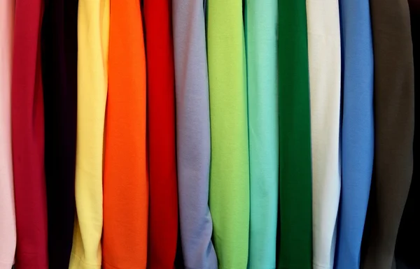 Färgglada skjortor i många färger — Stockfoto