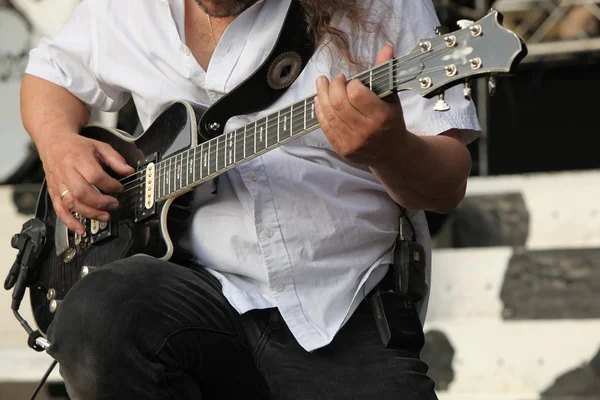 Выступление гитариста — стоковое фото
