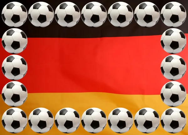 Bolas de futebol no fundo da bandeira alemã — Fotografia de Stock