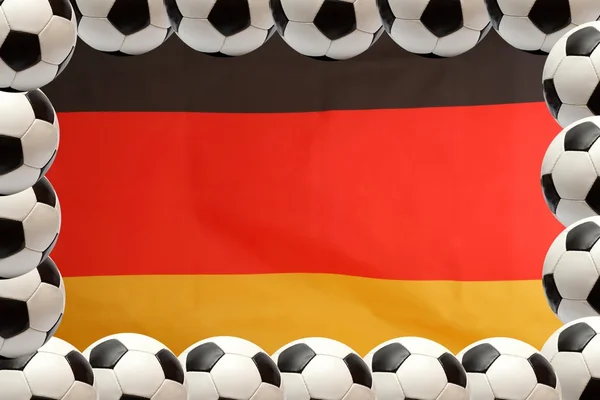 Fußbälle auf deutschem Flaggenhintergrund — Stockfoto