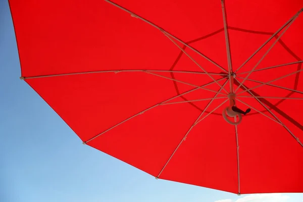 Red umbrella in a clear blue sky — Stock Photo, Image