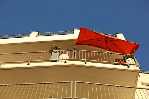 Зонтик на балконе — стоковое фото