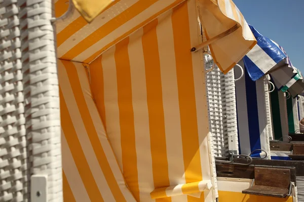 Sedie da spiaggia sulla spiaggia — Foto Stock