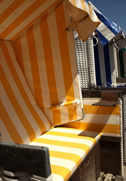 Strandstoelen op het strand — Stockfoto