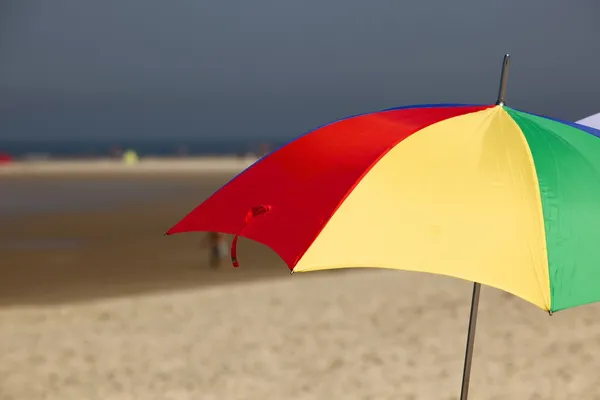 Umbrella on the beach — Stock Photo, Image