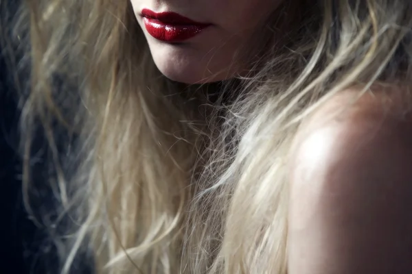 Blondine mit rotem Lippenstift — Stockfoto