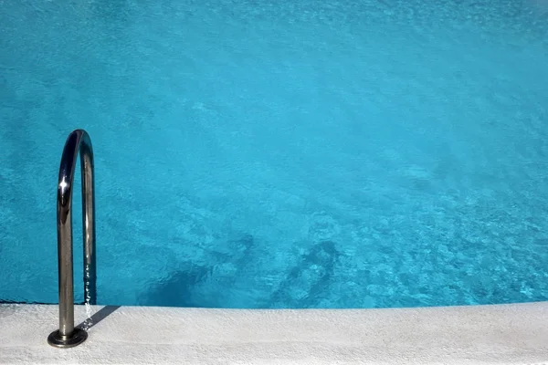 Güneşli yansımalı otel yüzme havuzu