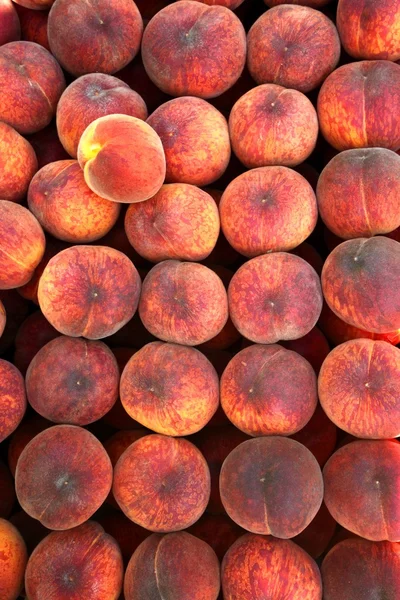 Fresh ripe peaches in the box ready for sale — Stock Photo, Image