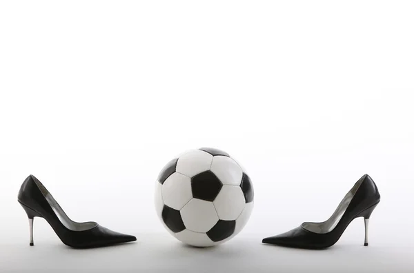 Классический футбольный мяч на высоких каблуках — стоковое фото