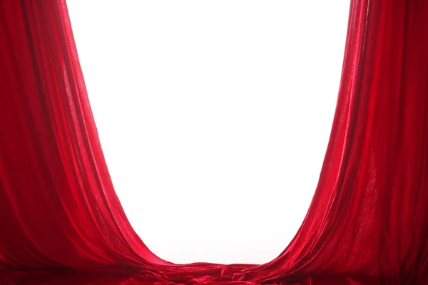Rote Vorhänge auf weißem Hintergrund — Stockfoto