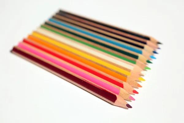 Crayons de couleur isolés sur fond blanc — Photo