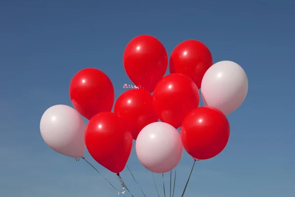 Sheaf balloons against the cloudy blue sky — Stock Photo, Image
