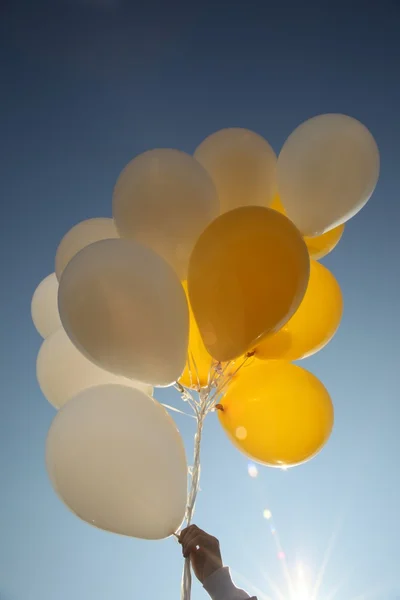 Garbenballons gegen den wolkenverhangenen blauen Himmel — Stockfoto