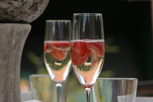 Çilekli şampanya kokteylleri yenilemek için — Stok fotoğraf