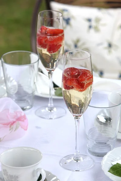 Ai rinfrescanti cocktail di champagne alla fragola — Foto Stock