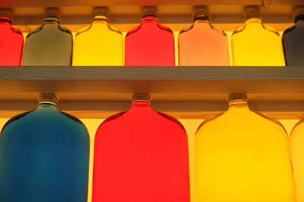 Półka z kolorowych butelek — Zdjęcie stockowe